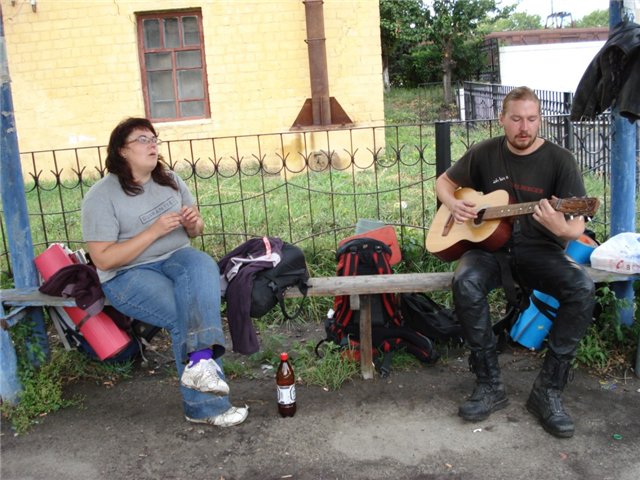 Нас провожал наш друг из Одессы. Мы горланили песни перед поездом. Итог-голос пропал :) Настроение-супер!