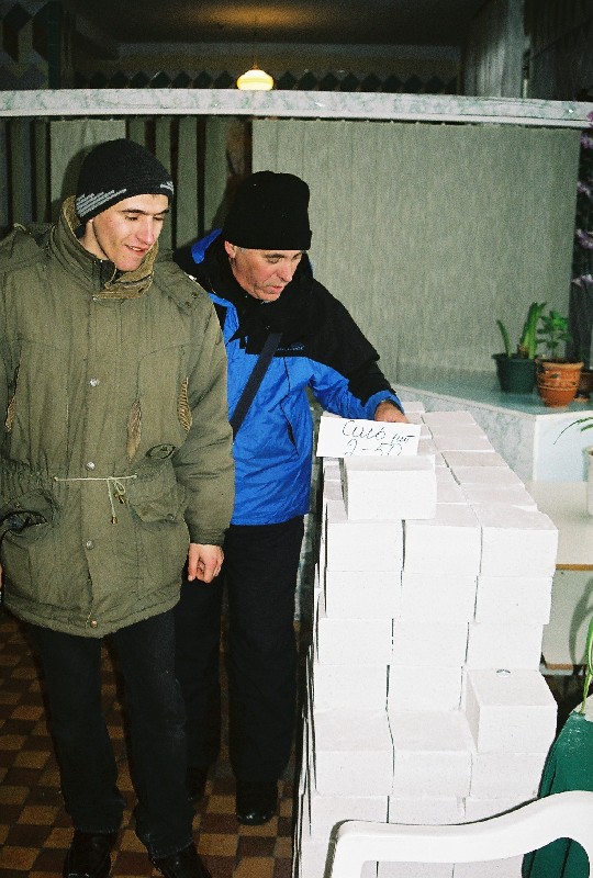 В магазине в Орловщине встречаем необычные кирпичи из соли, но... соль не греет.